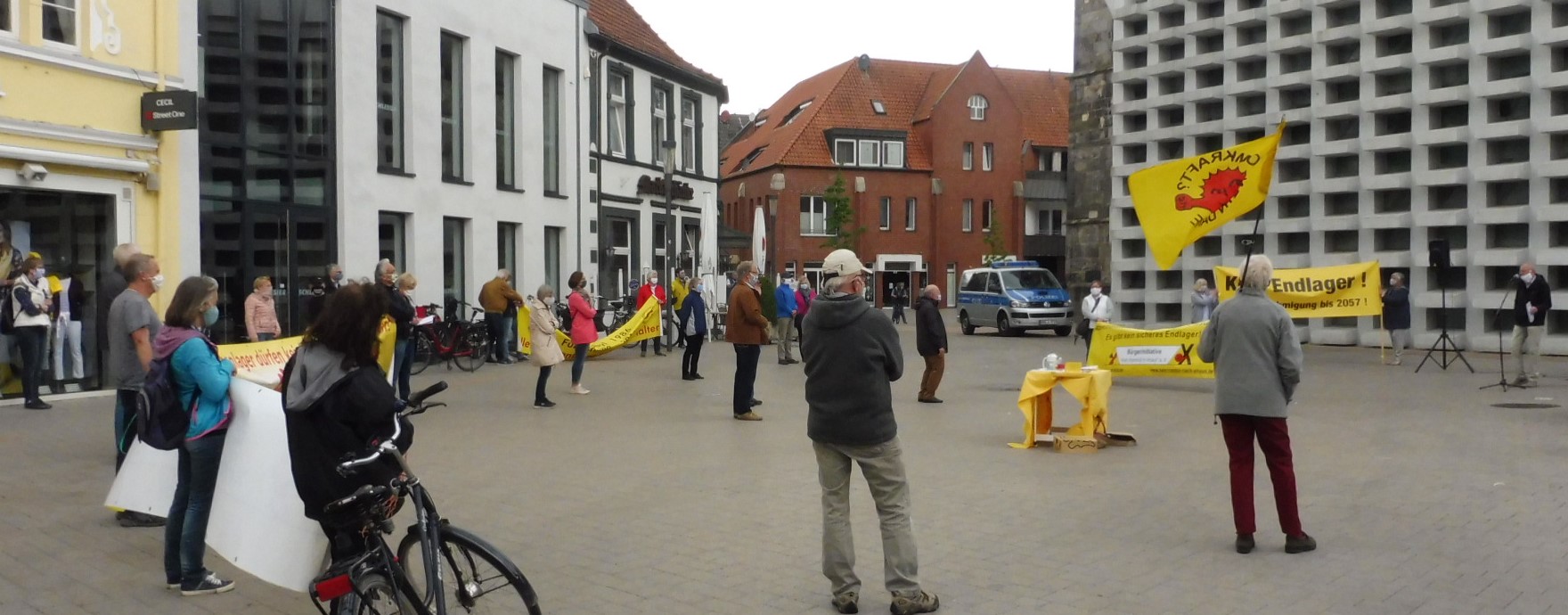 Das Bild zeigt TeilnehmerInnen der Mahnwache am Sonntag (17. Mai 2020)