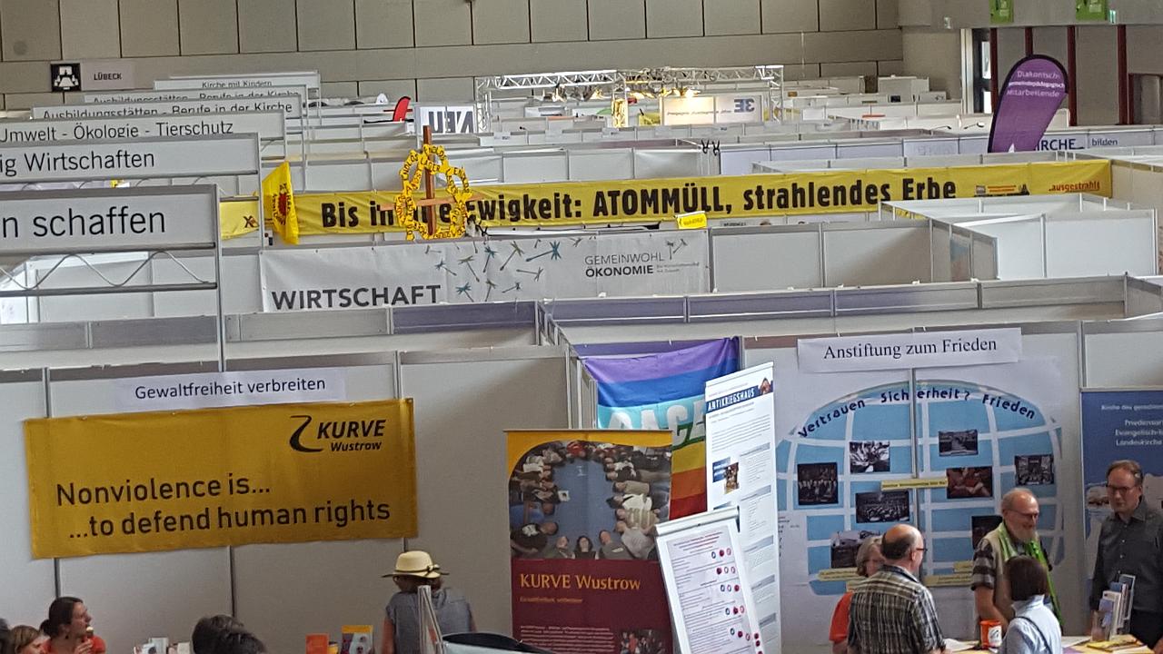 Foto von der Empore mit Übersicht über die Halle 4 - unser Stand und das Kreuz mit der Dornenkrone sind deutlich erkennbar