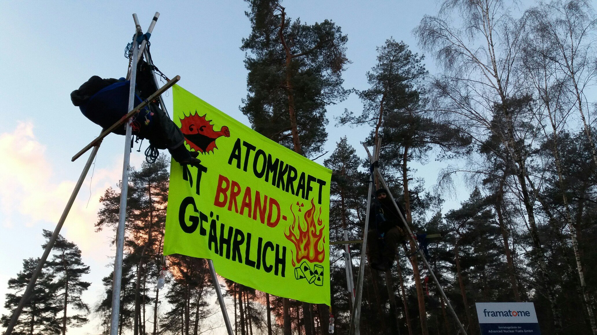 Blockade der Brennelementefabrik in Lingen (Transparent zwischen Bäumen), 21.01.2019. Foto: ContrAtom