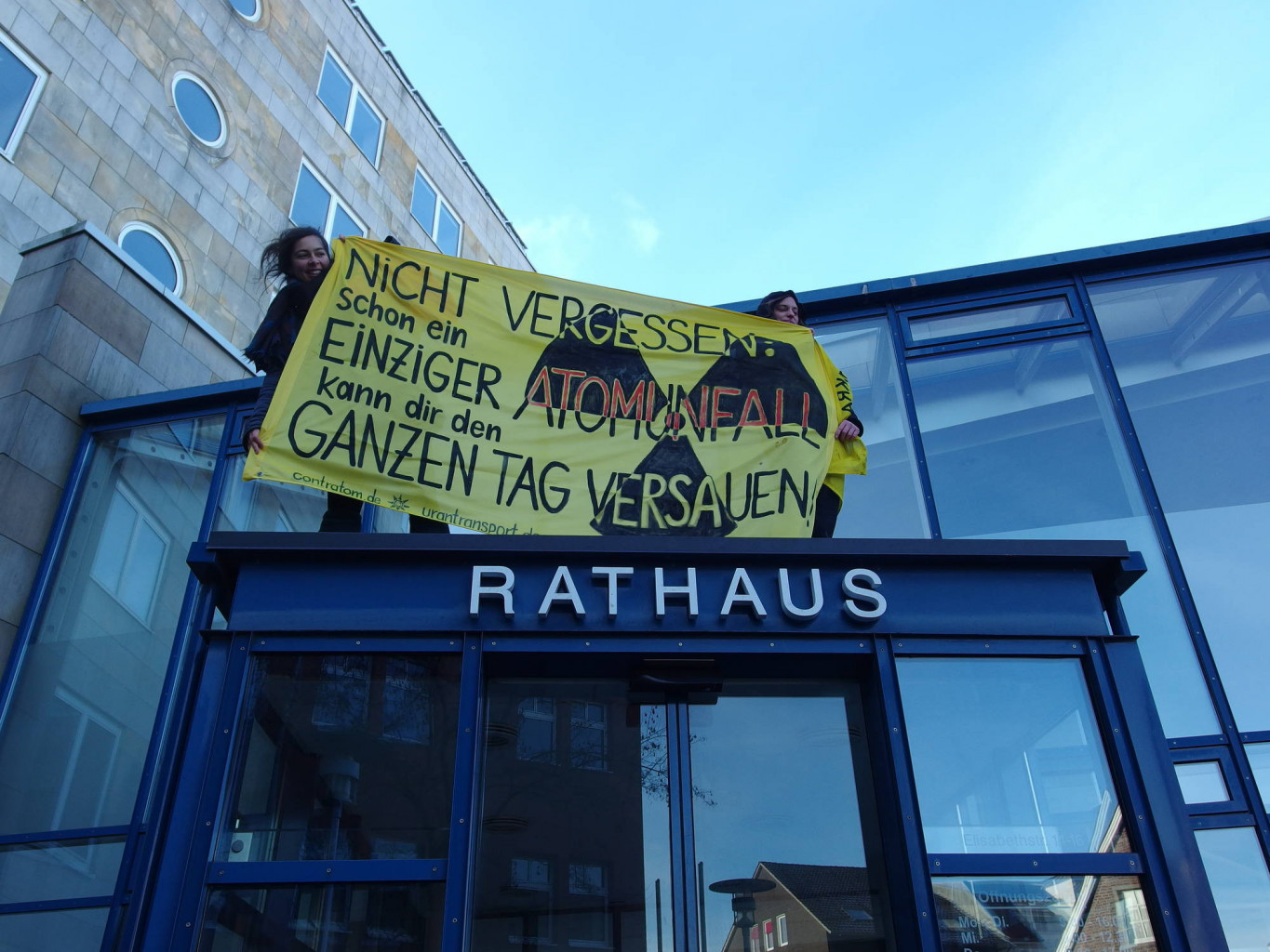Anti-Atomkraft-Transparent auf dem Rathausvordach in Lingen, 19.01.2019. Foto: Hanna Poddig