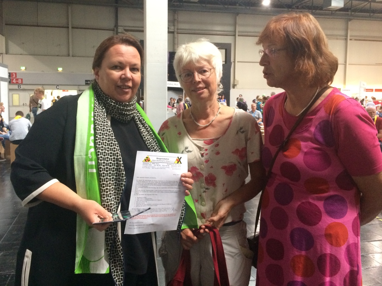 Übergabe der Unterschriftenliste an Ministerin Heinen-Esser